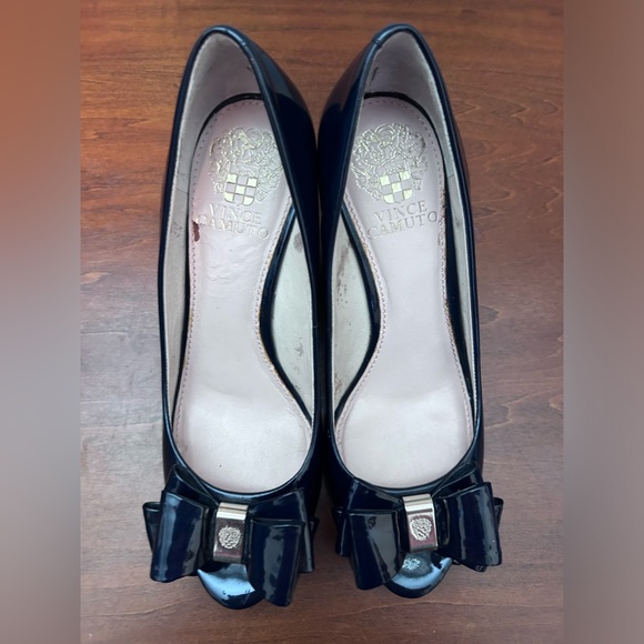 Vince Camuto Varro black patent peep toe wedge with bow 7 M - Picture 5 of 14